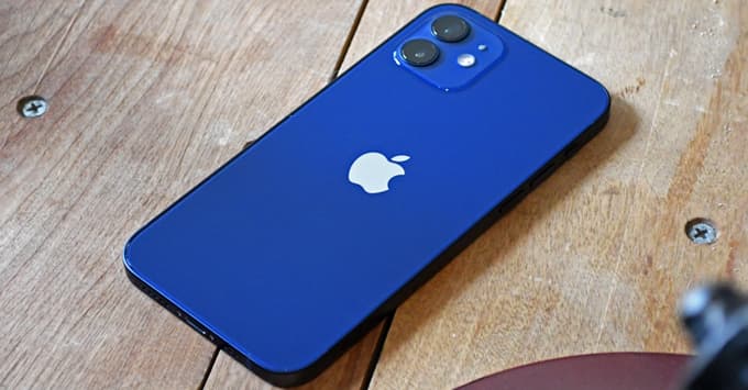 Mặt lưng iPhone 12 Pro làm bằng gì? Có bền và dễ trầy xước không?