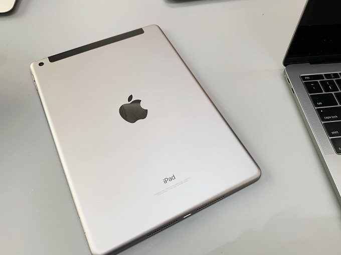 iPad Gen 8 LTE có thêm 1 dải ăng ten ở cạnh trên