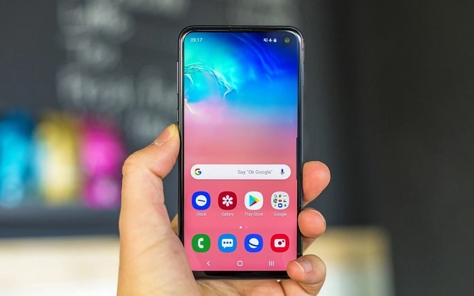 Màn hình máy tương đối giống Galaxy S10e trước đây