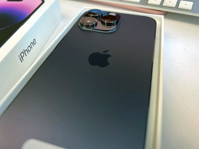 Thật đẳng cấp và sang trọng khi sở hữu một chiếc iPhone màu đen. Bức ảnh này chắc chắn sẽ đem lại cho bạn cảm giác thích thú và hào hứng, khi khuôn mặt đen nhánh phối cùng thiết kế vô cùng tinh tế của Apple.