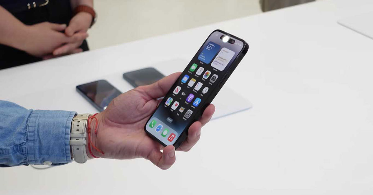 Hình ảnh thực tế về iPhone 14 Pro Max sẽ đem đến cho người xem cảm giác như đang sử dụng sản phẩm trên tay của mình. Chiếc điện thoại này được thiết kế nhỏ gọn, nhẹ và sang trọng, phù hợp cho mọi hoạt động của bạn.